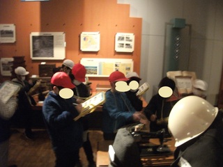 シーソーで遊ぶ